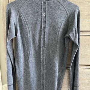 Lululemon Womens grey Long Sleeve Mock Neck 1/4 Zip Pullover. Size Medium or 8